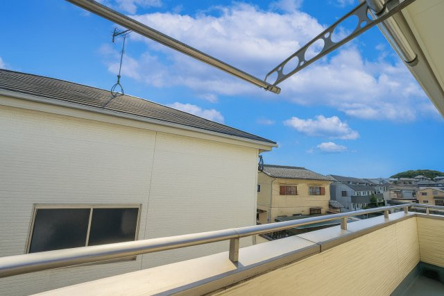 お洗濯にも便利なバルコニー付き