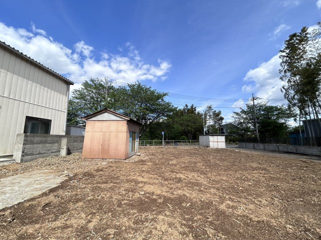 土地面積ひろびろ215坪！資材置き場・駐車場用地としていかがでしょうか！東側公道4ｍ！お気軽にお問い合わせください！