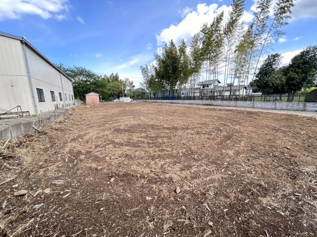 土地面積ひろびろ215坪！資材置き場・駐車場用地としていかがでしょうか！東側公道4ｍ！お気軽にお問い合わせください！
