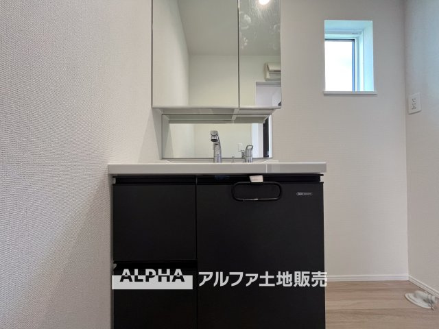 【Vanit】◆洗面台◆身支度がしやすい洗面台は、収納力にも配慮した設計。朝の準備から帰宅後まで、家族みんなが使いやすい空間です。