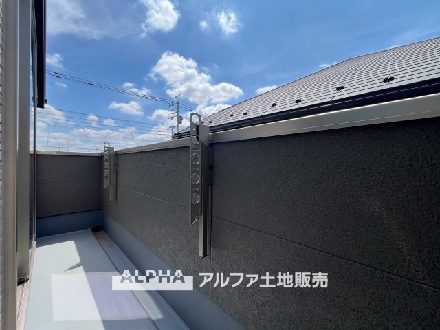 【Balcony】◆バルコニー◆日当たりの良いバルコニーは、洗濯物がよく乾くだけでなく、外の空気を感じながらひと息つける場所。暮らしに心地よい余白をもたらします。