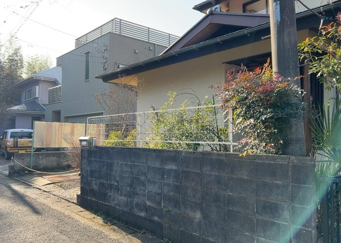 土地の形が極端に長細かったり、狭小地、あるいは道路との高低差がある傾斜地だった場合、後々売ろうとしても買い手がつかない場合もあります。後々、売却することになった時に価値の下がらない土地を選びましょう。
