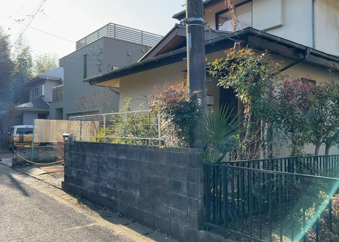 土地の面積＝住宅面積ではありません。建ぺい率の問題などで、土地のある場所によって住宅を建てられる面積は限られています。高さもしかり、「土地」という言葉の中には、建築条件も含まれると考えておきましょう。