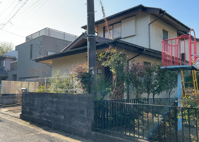 家を建てる場合、方位は要チェックです。現実的に日当たりのよい家ならばリビングは南側、建築基準法でも北側に当たる家への配慮は求められています。土地を見学に行く際は、方位磁針を持って行くようにしましょう。
