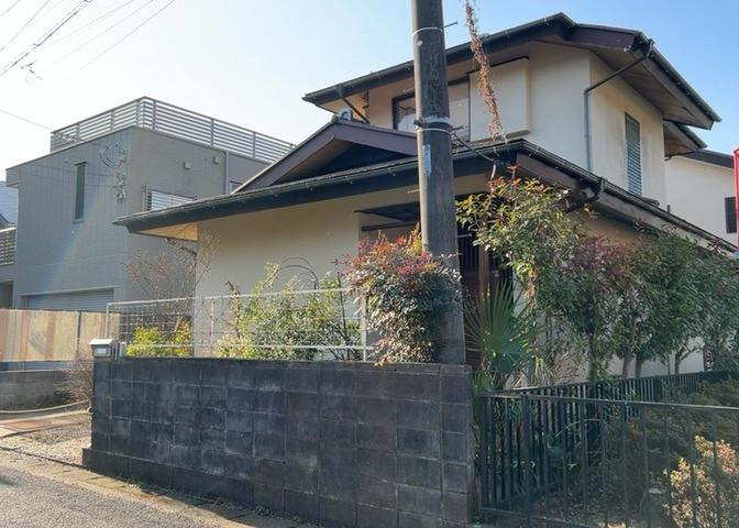 土地の前の道路に消火栓が設置されていることがあります。この場合、道路交通法第45条第1項により、駐車禁止の場所が指定されています。そのため、車庫などの駐車スペースをつくることができない場合があります。