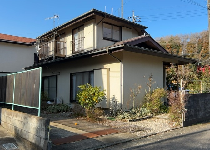 土地購入を検討されている場合、境界杭がない状態で購入してしまうと境界確定測量をする必要があり、費用がかかります。購入の前に、売主、隣土地所有者立ち合いのもと境界を確定し境界杭を設置するのがベストです。