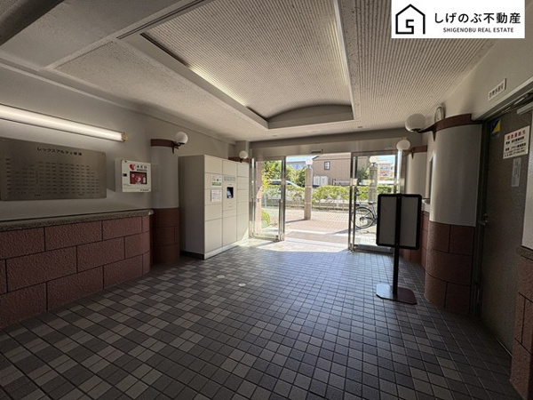 【草津市　西渋川2丁目　レックスアルティ草津のエントランス】