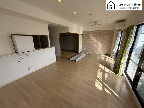 【草津市　西渋川2丁目　レックスアルティ草津の居間】