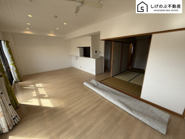 【草津市　西渋川2丁目　レックスアルティ草津の居間】