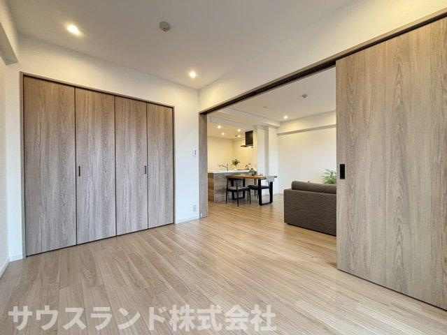 引き戸を開けると隣接するリビングとゆるやかにつながる洋室。大きな収納も備え、寝室や書斎、家事スペースなど幅広く使えます。扉を閉めれば独立した個室となり、来客時にも使い分けしやすい設計です。