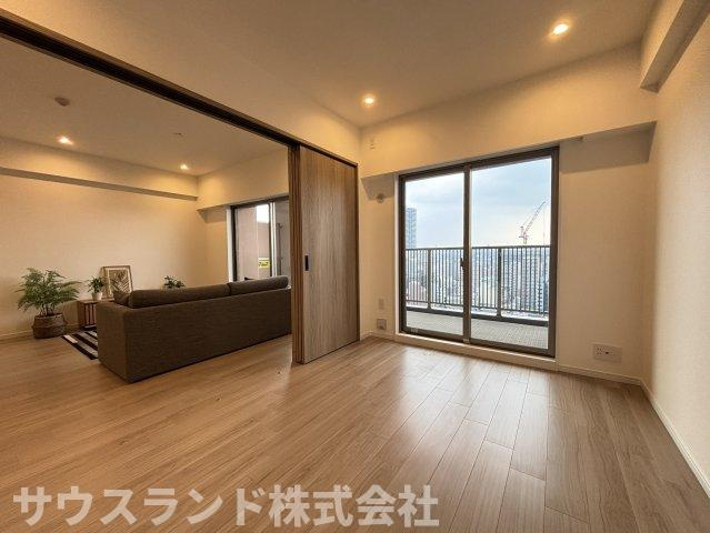 大きな窓と引き戸により、光と広がりを感じられる洋室。リビングとのつながりを調整でき、暮らしの場面に応じて柔軟に活用できます。扉を開けたままなら、家族の気配も自然に感じやすい空間です。