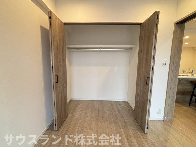 幅と奥行きを確保したクローゼットは、衣類を横一列に掛けて見渡しやすい設計。季節物や収納ケースもまとめやすく、室内を整然と保てます。開口部が広いため、出し入れや衣替えもしやすい収納です。
