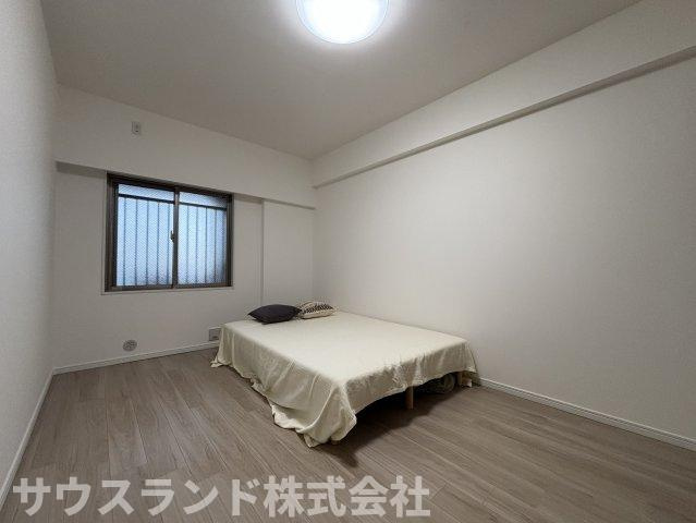 シンプルな内装で家具配置のしやすい洋室。窓付きで換気もしやすく、圧迫感を抑えたすっきりとした空間です。寝室や個室として、日々の過ごし方に合わせて整えやすいお部屋です。