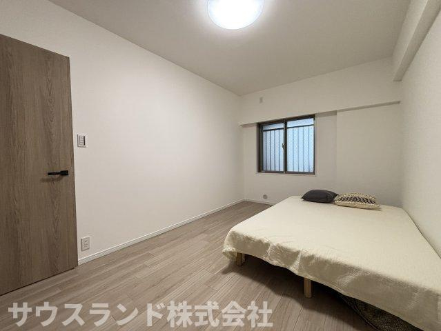 木目調の建具が空間になじむ、やさしい印象の洋室です。ベッドを置いても動線を確保しやすく、収納も備えているため室内を整えやすい間取り。主寝室としても使いやすい一室です。