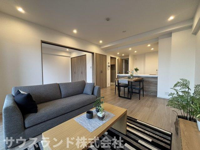 約11.8帖のゆとりのあるリビング・ダイニング。食事と寛ぎの場所を分けて使っても空間に余裕があり、同じ空間に居ながらも、それぞれの時間も大切にお過ごしいただけます。