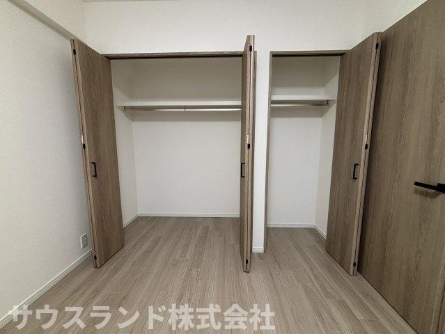 収納を左右に分けて備えた、使い分けしやすいクローゼット空間。衣類を掛けて整理しやすく、日用品や季節物も収めやすい設計です。室内をすっきり保ちたい方にも扱いやすい収納です。