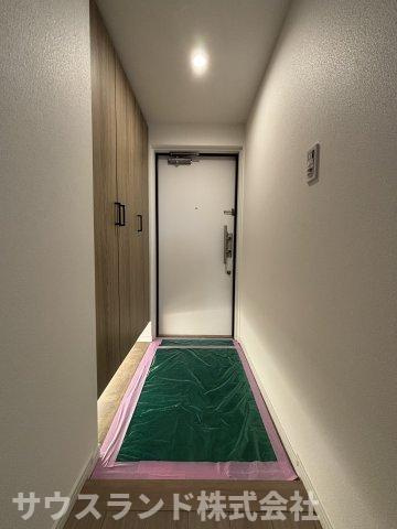 まっすぐに伸びる廊下が住まいの第一印象をすっきり整える玄関まわり。収納を備えているため、靴や日用品もまとめやすく、室内へ入ったときの見通しもすっきり感じられる空間です。