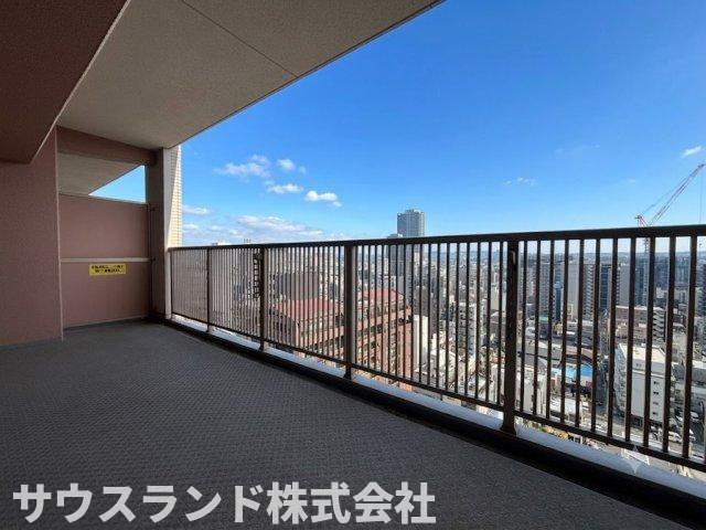 17階からの見渡しやすい眺めが印象的なバルコニー。前方に広がる空と街並みを感じながら、風通しにも配慮された空間で、日々の家事や気分転換にも使いやすいスペースです。