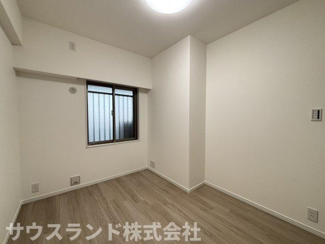白い壁と明るい床でまとめた、すっきりとした洋室です。凹凸の少ない室内は家具配置を考えやすく、寝室や書斎にも対応しやすい空間。自分らしい使い方を組み立てやすいお部屋です。