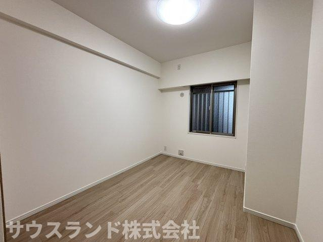 余計な装飾を抑えた内装で、家具やインテリアを選びやすい洋室です。床色もやわらかく、室内全体をすっきり見せやすい印象。個室として日々の時間をゆったり過ごしやすい空間です。