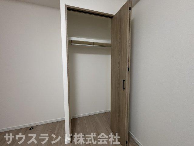 奥行きを活かして衣類や小物を収めやすいクローゼット。扉付きなので生活感を抑えやすく、居室をすっきり整えた印象に保てます。日常使いしやすい収納として重宝しそうなスペースです。