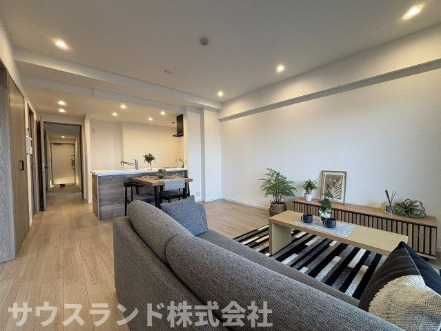 やさしい照明と木のぬくもりを感じる内装が魅力のLDK。すっきりとした空間設計で、日々の暮らしに心地よいくつろぎをもたらします。家族が自然と集まり、ゆったりと会話を楽しめる心地よい空間です。
