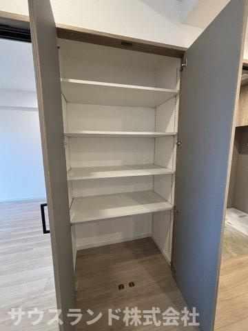 リビングに設けた扉付き収納は、日用品や掃除道具、書類などをまとめてしまえる便利なスペース。室内から使いやすい位置にあり、生活感を抑えながら、居住空間をすっきり整えやすい収納設計です。
