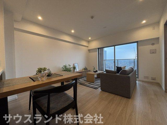 17階・南向きならではの明るさと開放感が魅力。大きな窓から心地よい陽光が差し込み、空を身近に感じながら、家族でゆったりくつろげるリビングダイニングです。
