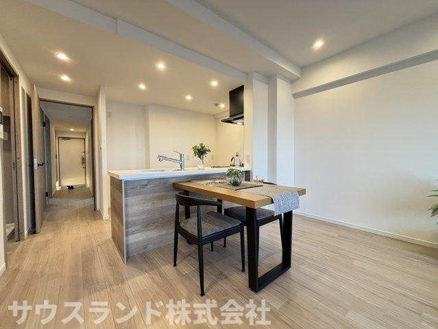 木目調のカウンターキッチンが空間のアクセントに。料理をしながら会話を楽しめる、明るく開放的なダイニングは、家族の時間を心地よく育みます。配膳しやすい距離感も、毎日の家事を軽やかにしてくれます。