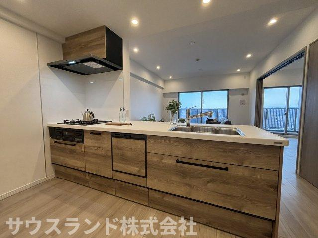 キッチンからはリビング全体を見渡すことができるので、お料理をしながらでもリビングで遊ぶお子様の様子を見守れて、子育て世代も安心の仕様です。