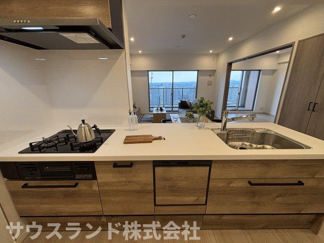 広々としたキッチンスペースで、会話をしながら一緒に料理を。夫婦で、親子で、笑い声が広がるあたたかい時間が流れます。