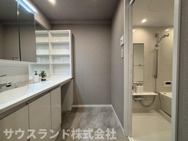 洗面用品を美しく整えられる豊富な収納と、横幅のある洗面カウンターが魅力。身支度をゆったり行える広さに加え、浴室が隣接した使いやすい動線で、毎日の家事や入浴準備も心地よく進められます。