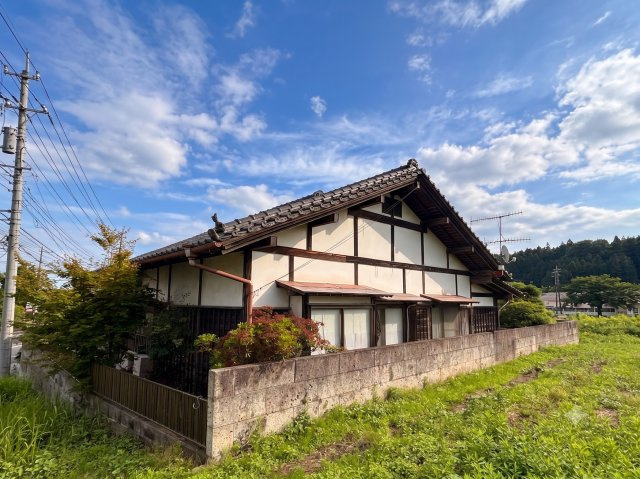 母屋西側から見た外観