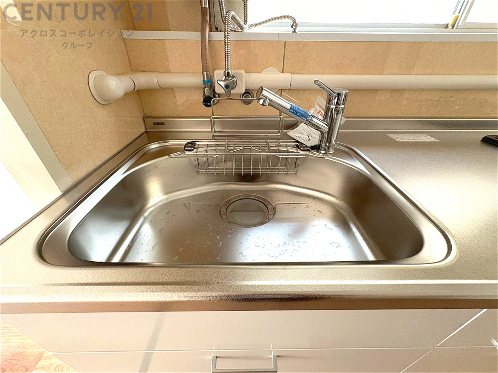 大きなシンクでお鍋などの大きな調理器具を洗う際にも便利です。　