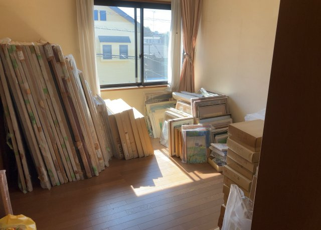 洋室のメリットは重い家具が置きやすく、身の回りが整理しやすいことです。　床がフローリングのため畳とは異なり凹みにくいです。　クローゼットなど収納が豊富で、普段使わない旅行カバンや服の整頓も簡単にです。