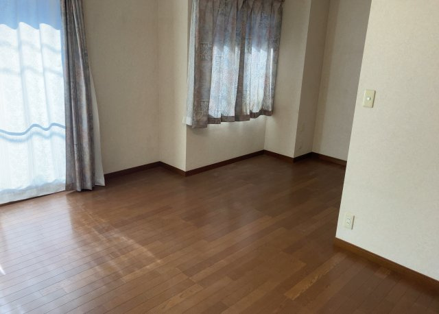 寝室でゆっくりと過ごすためにはベッド周りの適度な空間を担保することや窓の位置、照明の明るさ、寝室の広さなどを考える必要があります。自身や家族の構成とライフスタイルに併せて寝室にする部屋を選びましょう！