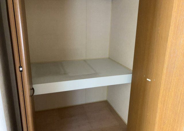 デザイン性を重視しすぎて収納が少なかった！なんてことにならないため、事前に現地で収納の数を確認しておくことをお勧めします。クローゼット以外にも床下収納や屋根裏収納、パントリーなどもチェックしましょう。