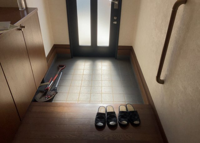 玄関は家の顔でもあり、家族以外の目にも止まる場所です。玄関は外との間を仕切る扉、靴などをしまっておく収納スペース、靴脱ぎのたたきスペース、来客とのやり取りをするドアホンなど複数のアイテムからなります。