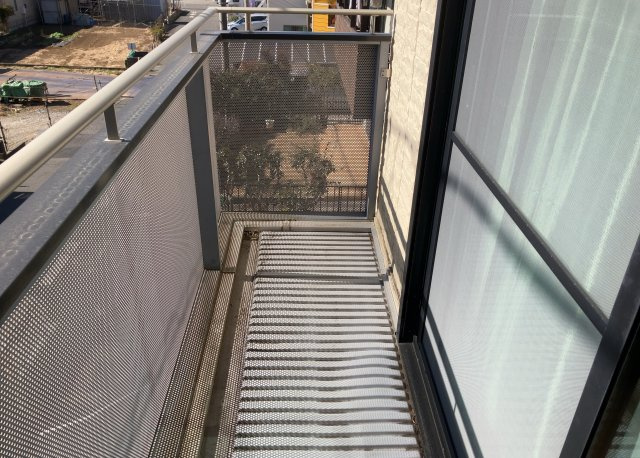 バルコニーは、室外の専用スペースのうち、「屋根がなく開放された空間」であるものを指します。ベランダより広いタイプのものが多く、日当たりもよいため家庭菜園などを楽しみたい人にとって適した環境となります。