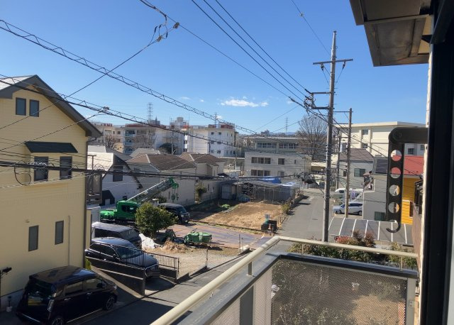 眺望を気にして物件を探す場合、前面に建物が建っていないか現地で確認しましょう！前面に建物があると景色はもちろん、日当たりや風通しにも影響が出てきます。住んだ時のことを想像しながら現地見学をしましょう。