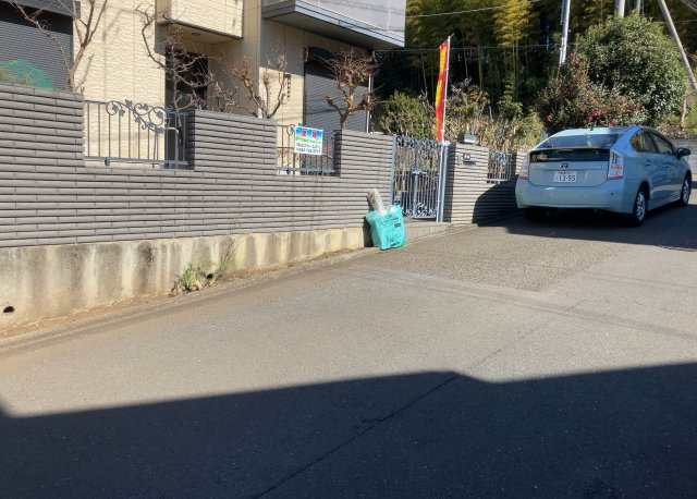 住宅用の土地では前面道路に2m以上接していなければならないと法律で定められています。しかし、お持ちの車のサイズやライフスタイルなどにより、2mでは利便が悪い場合もございますので、事前に確認しましょう。