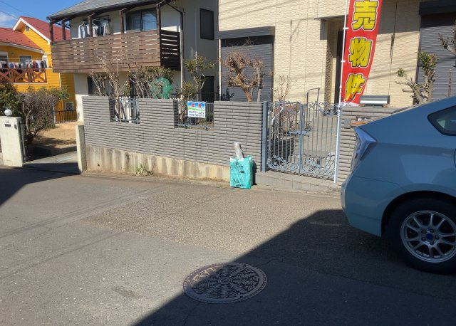 お持ちの車種によっては前面道路が広い方が便利でしょう。しかし、前面道路が広ければその分交通量が多くなるため、騒音などが気になる場合があります。実際に現地を見学し、周辺交通量や騒音などを確認しましょう！