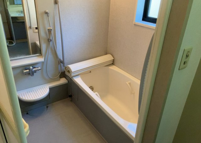 入浴時の快適さも大事なことですが、綺麗な状態を維持できなければ気持ちよく入浴できません。毎日の掃除が楽という点は大事なポイントになります！カビが生えにくく掃除がしやすい、壁や浴槽を選ぶといいでしょう。