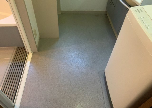 多くの戸建て住宅で見かける洗面脱衣所は、洗面台と洗濯機が2畳ほどのスペースに並べられていて、洗面所が脱衣所を兼ね備えている間取りが一般的です。お客様が利用することもある、パブリックな空間でもあります。