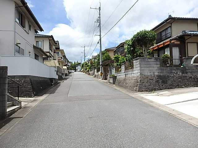 前面道路は交通量も少なく落ち着きのある住環境です。　