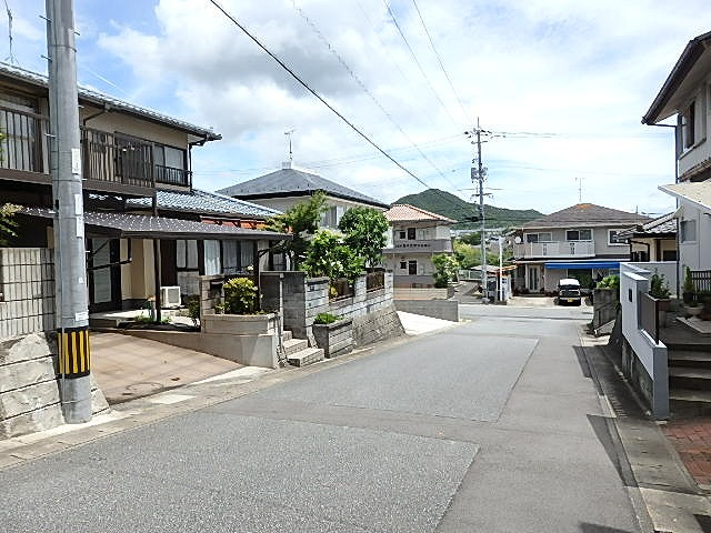 前面道路幅もしっかりと6メートルとれ、見通しも良く、安心な道路です。　