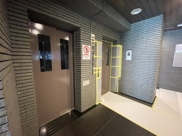 重たい荷物を持っていても、エレベーターがあれば安心です。　