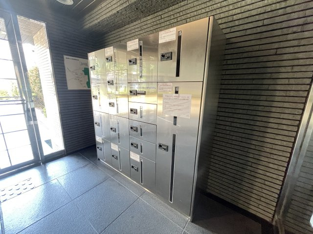 宅配ボックス付きで、忙しい方の荷物受け取りもスマートに。　