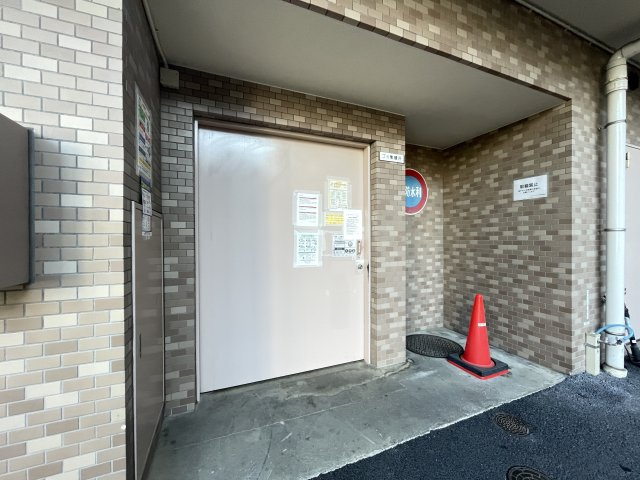 敷地内にゴミ捨て場もあり、忙しい朝も安心です。　
