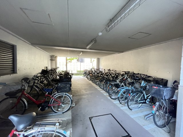 屋根付きの駐輪場で、サビや汚れの心配も不要。　